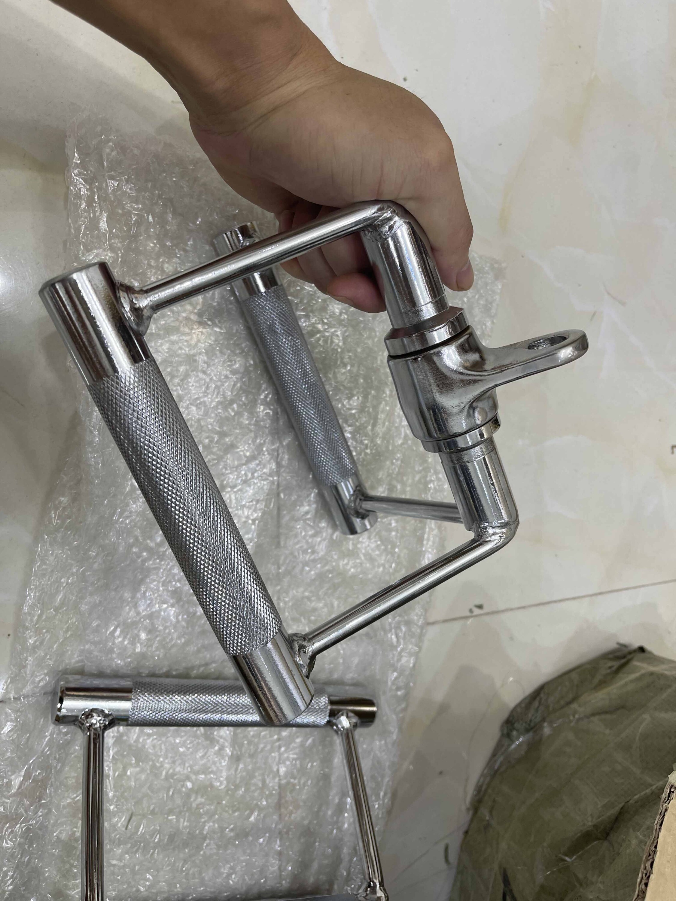 tay-cam-chu-v-xoay-360-keo-cap-tap-lung-xo-vai-tay-bung-tai-phong-gym