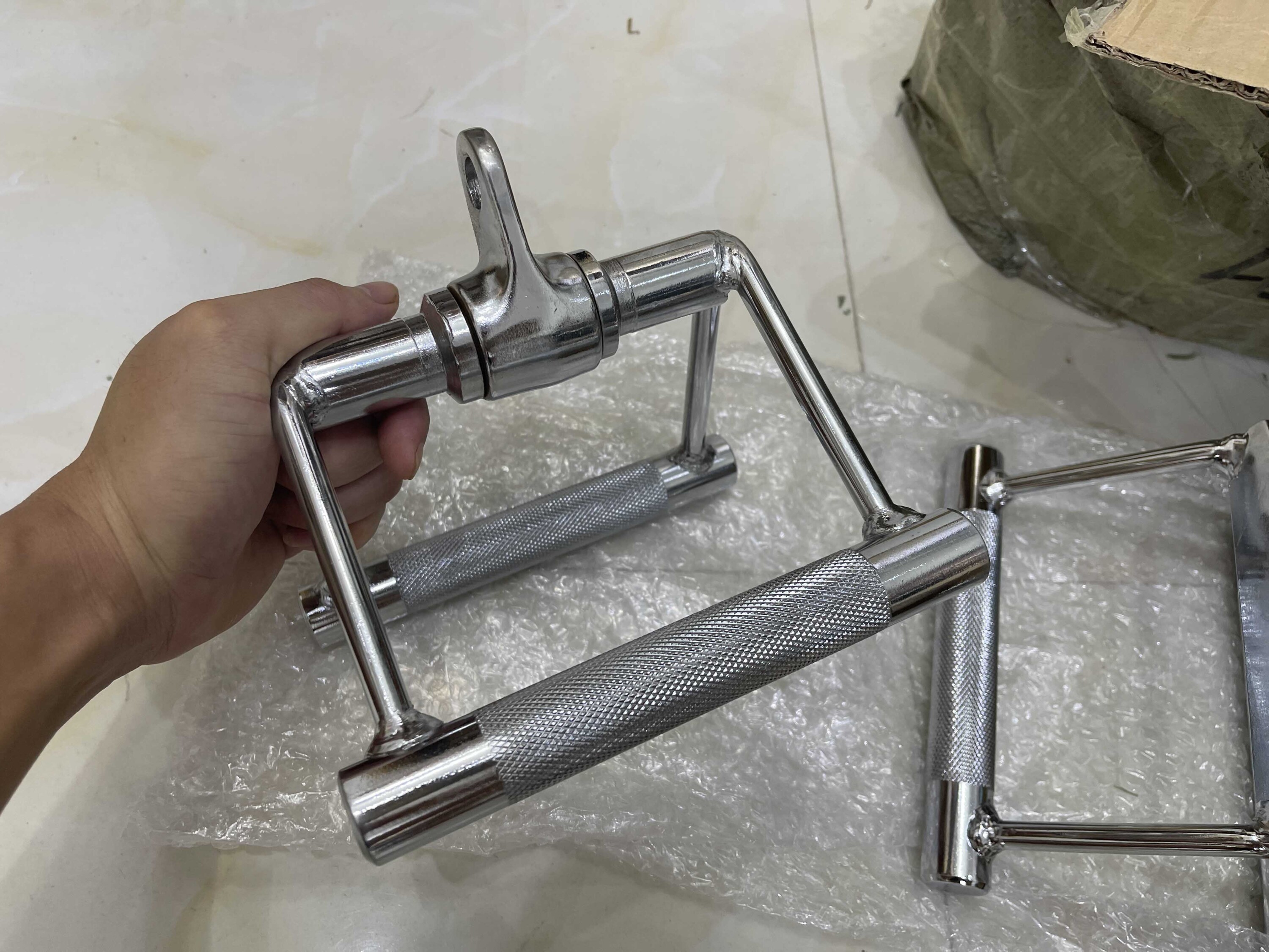 tay-cam-chu-v-xoay-360-keo-cap-tap-lung-xo-vai-tay-bung-tai-phong-gym